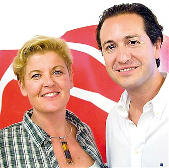 PSOE:s borgmästarkandidat i Fuengirola Javier García León har valt svenska Johanna Forssell som nummer två på partiets lista till kommunvalet. Foto: PSOE